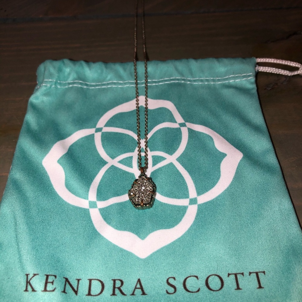 Pendant necklace in gunmetal with black drusy